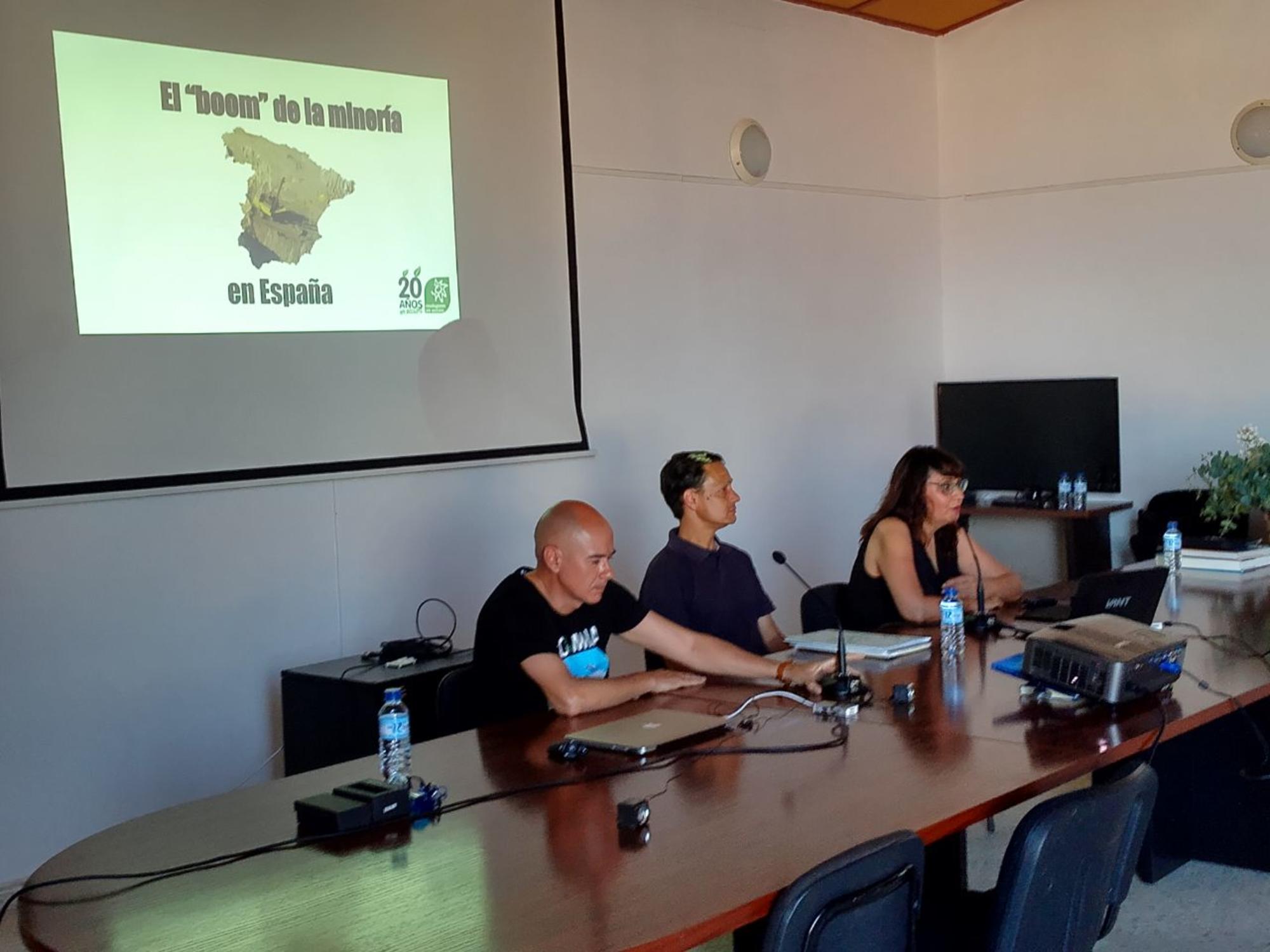 Mesa del acto en La Codosera sobre proyecto de minería a cielo abierto